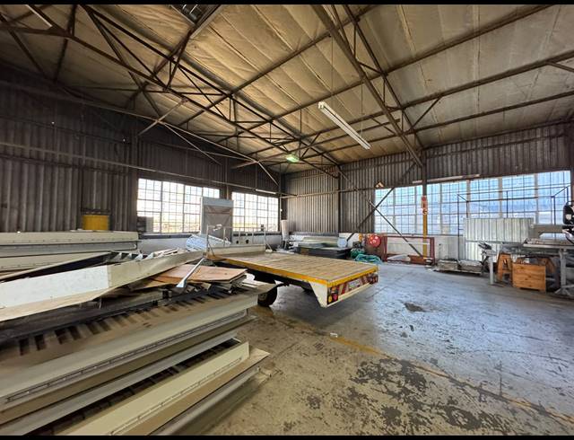 742M² WAREHOUSE TO LET IN SPARTAN